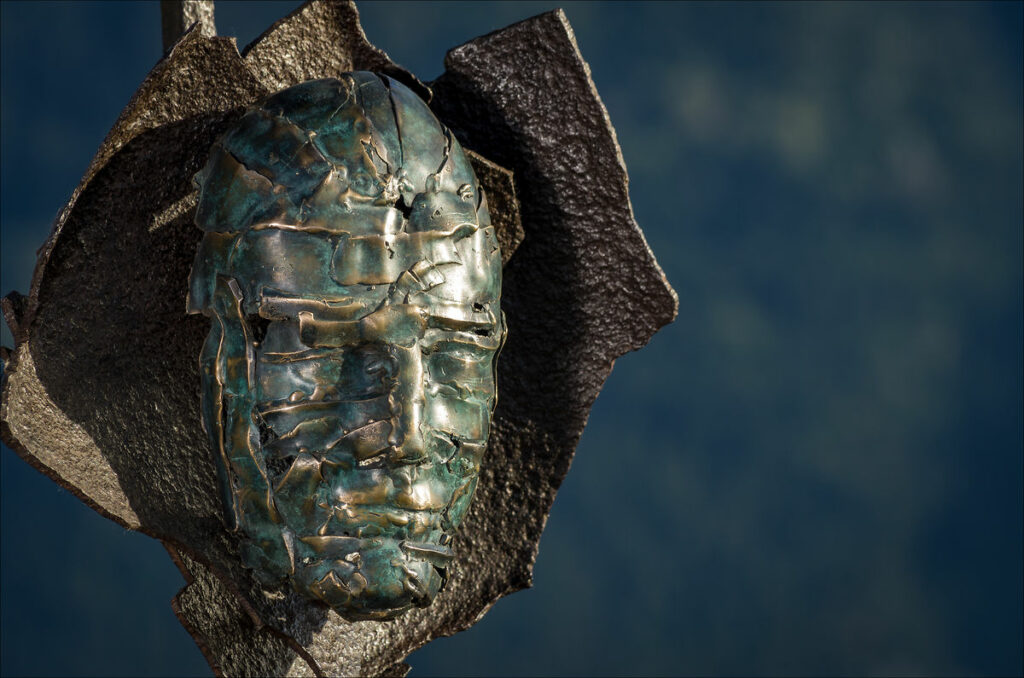 Sculpture en bronze et acier Masque