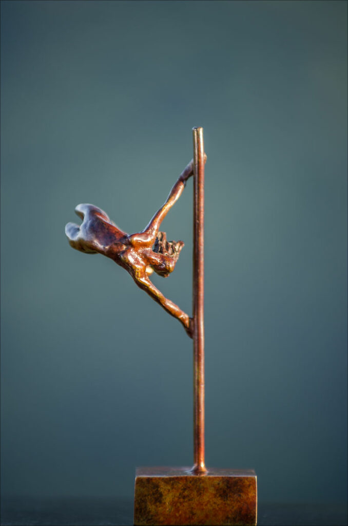 Vue de la sculpture en bronze Acrobate