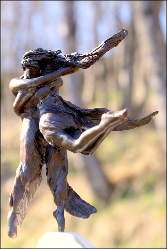 Sculpture Amour dansé. Socle et personnages en bronze, pierre d'albâtre.